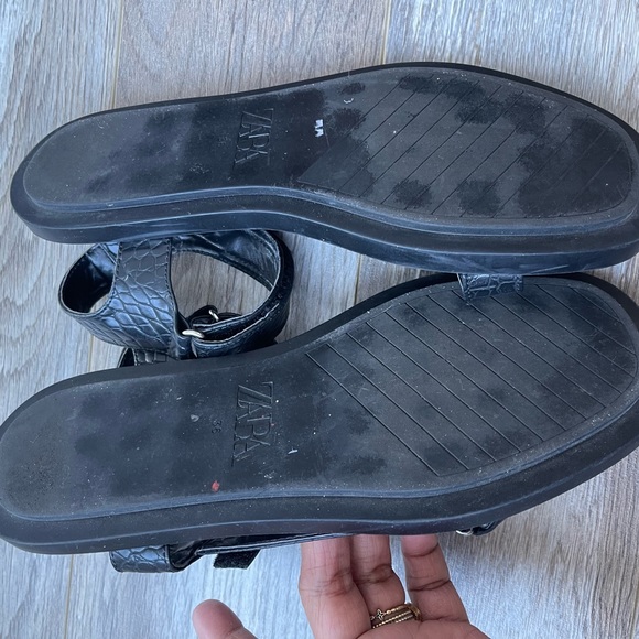 Zara sandals size 5 runs big - Picture 4 of 4
